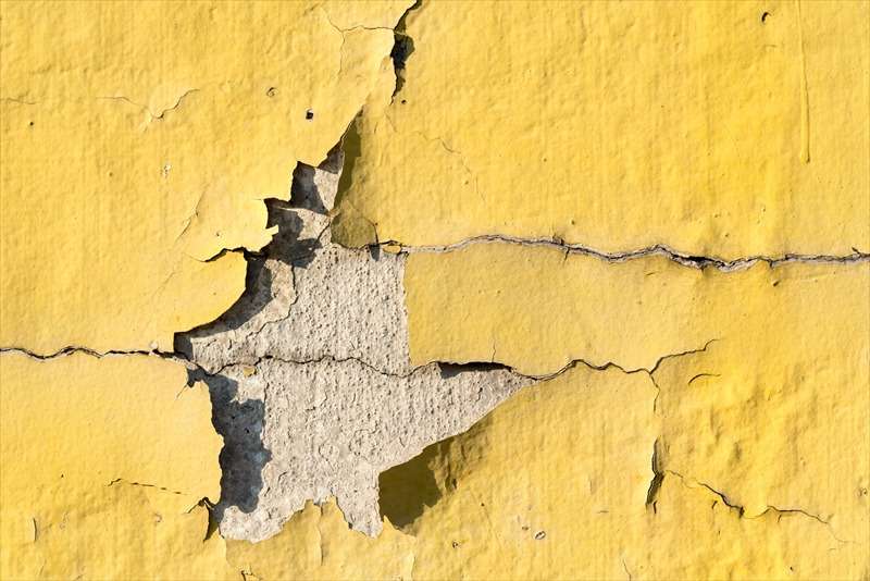 外壁塗装におけるトラブルは、施工不良や素材の劣化、環境要因などによって発生することがあります。ここでは、よくあるトラブル事例とその対処法について紹介します。